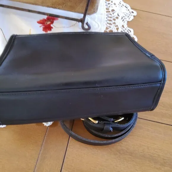 Vintage Coach Navy Court Crossbody Handbag + Hangtag 9870 - Picture 4 of 14